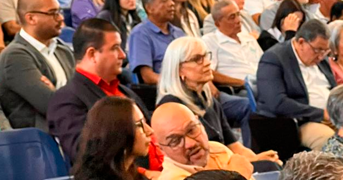 Abril Gordienko y Steven Barrantes firman compromiso nacional con la gestión comunitaria del agua